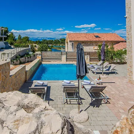 Sandy With Outdoor Pool, Few Seconds From The Zaton (Zadar)