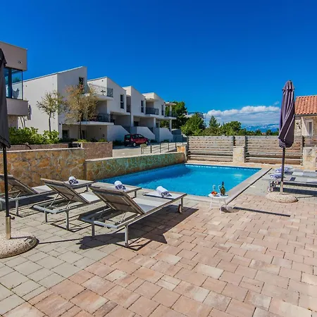 Sandy With Outdoor Pool, Few Seconds From The Aparthotel *