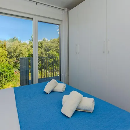 Sandy With Outdoor Pool, Few Seconds From The 4*