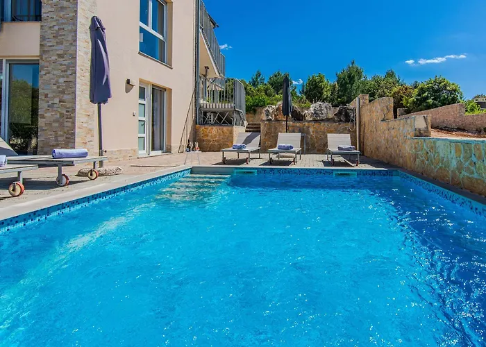 Sandy With Outdoor Pool, Few Seconds From The 4*
