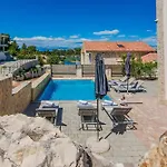 Sandy With Outdoor Pool, Few Seconds From The Zaton (Zadar)