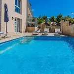 Sandy With Outdoor Pool, Few Seconds From The 4*