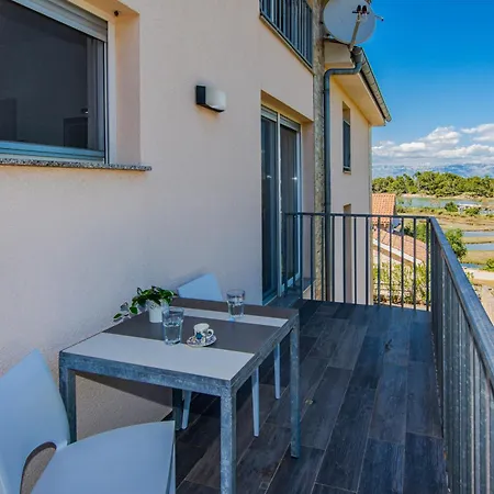 Hotel apartamentowy Sandy With Outdoor Pool, Few Seconds From The 4*