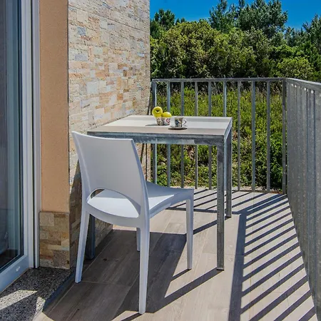 Ξενοδοχείο με διαμερίσματα Sandy With Outdoor Pool, Few Seconds From The