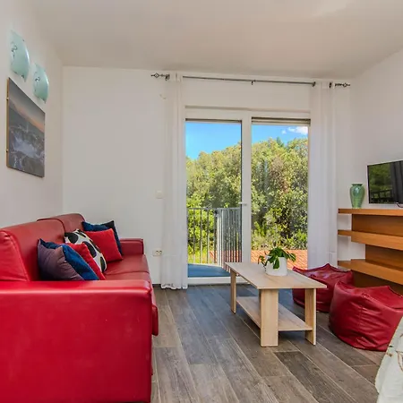 Hotel apartamentowy Sandy With Outdoor Pool, Few Seconds From The Zaton (Zadar)