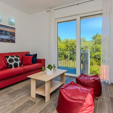 Hotel apartamentowy Sandy With Outdoor Pool, Few Seconds From The 4*