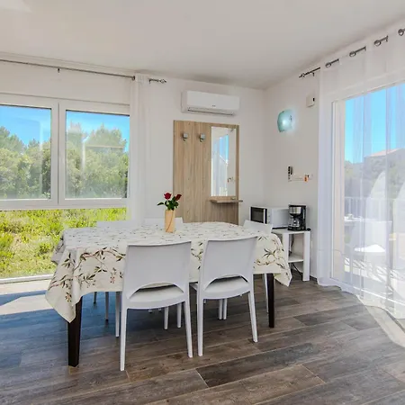 Sandy With Outdoor Pool, Few Seconds From The