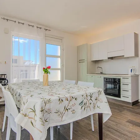 Sandy With Outdoor Pool, Few Seconds From The Aparthotel Zaton (Zadar)