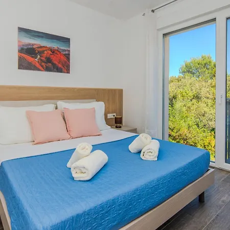 Sandy With Outdoor Pool, Few Seconds From The Aparthotel