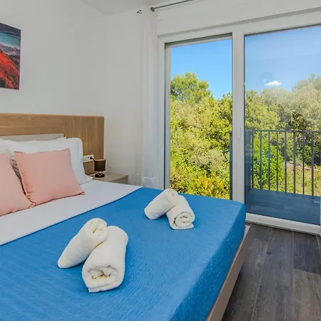 Hotel apartamentowy Sandy With Outdoor Pool, Few Seconds From The