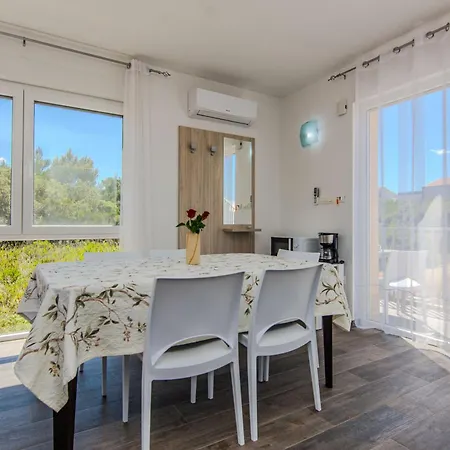 Sandy With Outdoor Pool, Few Seconds From The