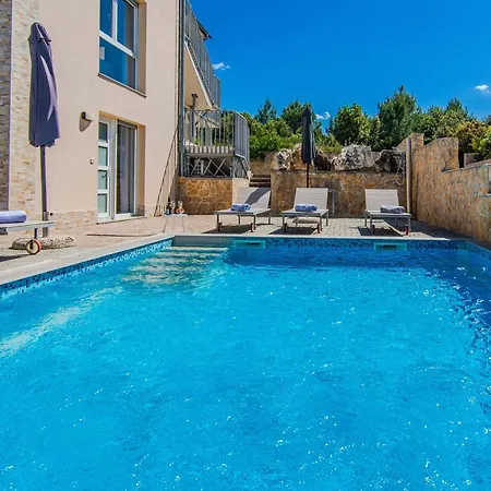 Sandy With Outdoor Pool, Few Seconds From The 4*