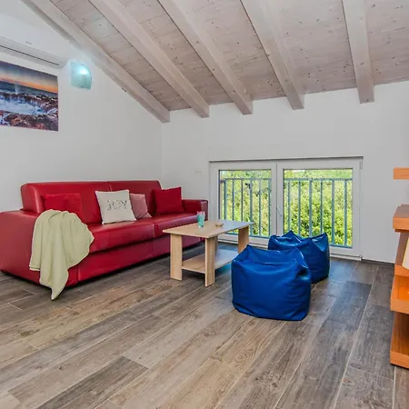 Hotel apartamentowy Sandy With Outdoor Pool, Few Seconds From The Zaton (Zadar)