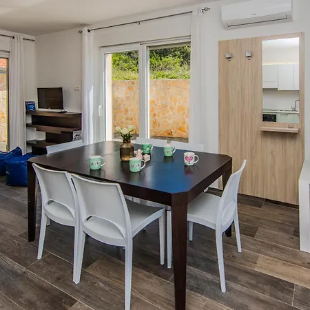 Sandy With Outdoor Pool, Few Seconds From The Aparthotel 4*