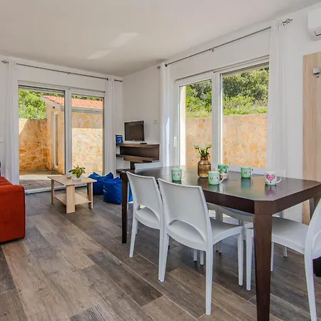 Sandy With Outdoor Pool, Few Seconds From The 4*