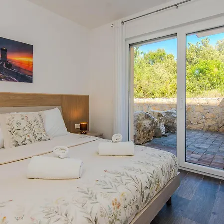 Aparthotel Sandy With Outdoor Pool, Few Seconds From The Zaton (Zadar)