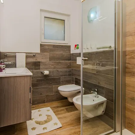 Hotel apartamentowy Sandy With Outdoor Pool, Few Seconds From The